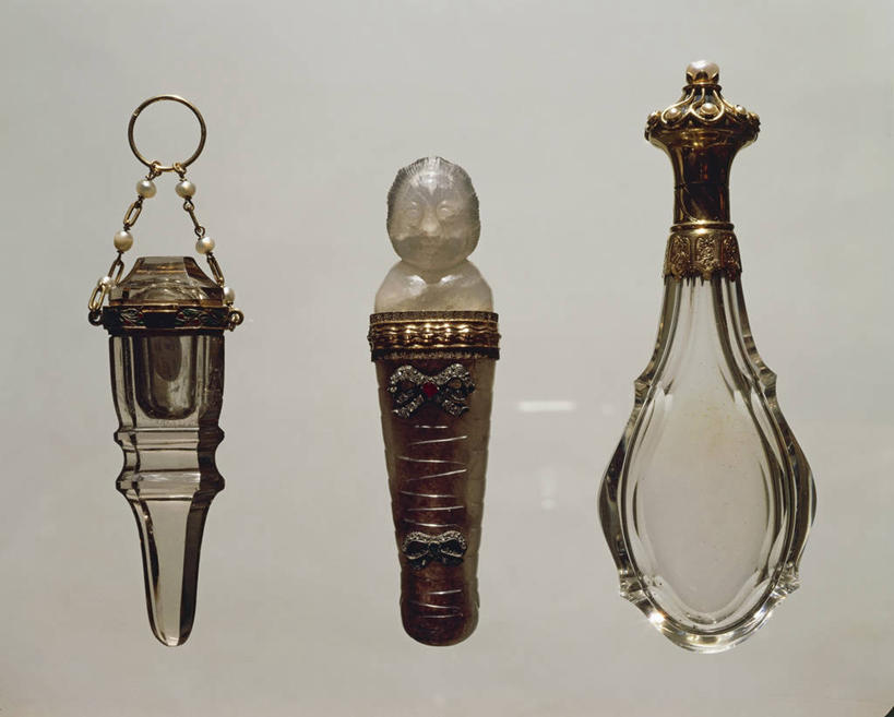 无人,横图,静物,珐琅,珠宝,一排,灰色背景,整齐,透明,珍珠,历史,排列,三个,灰色,瓶子,摄影,队列,法国文化,广口瓶,18世纪,石英,紫水晶,美术工艺,彩图,影棚拍摄