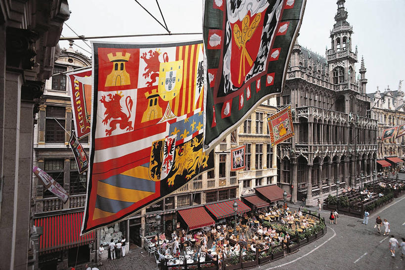 人群,广场,横图,俯视,室外,白天,城市,建筑,路,旗帜,比利时,欧洲,一排,整齐,符号,柱子,首都,许多人,图像,历史,排列,一群人,摄影,人造,地中海文化,都市风光,队列,主题,群众,视角,布鲁塞尔,布鲁塞尔大广场,构图,彩图,高角度拍摄,旅行,时空,传统文化