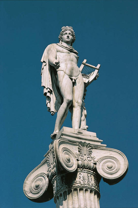 无人,竖图,室外,白天,仰视,建筑,雕塑,希腊,欧洲,神话,艺术,装饰,标志,雕刻,雕像,符号,首都,图像,历史,标识,蓝色,天空,工艺品,虚构,摄影,宗教,纪念,美术,考古学,地中海文化,南欧,希腊文化,主题,底座,陈列,视角,万里无云,功能,美学,性别符号,构图,阿提卡,中部希腊大区,雅典学院,彩图,低角度拍摄,旅行,神,时空,男性符号,传统文化