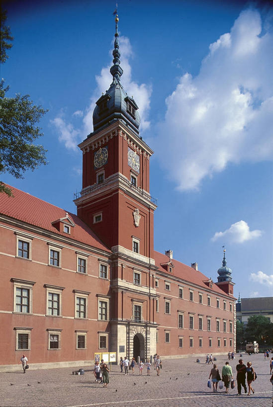 儿童,成年人,人群,广场,竖图,室外,白天,度假,窗户,城市,建筑,欧洲,波兰,行人,游客,游人,城堡,云,塔,首都,许多人,图像,历史,钟塔,路人,旅客,天空,地标建筑,一群人,摄影,年龄,人造,圆顶建筑,都市风光,主题,自然现象,东欧,构图,华沙,马佐夫舍,过客,男人,男性,女孩,女人,女性,步行,彩图,旅行,时空,皇家城堡