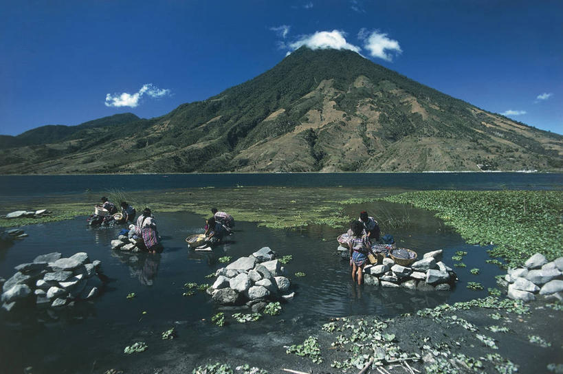 人群,站,横图,俯视,室外,白天,旅游,度假,湖,美景,山,危地马拉,朦胧,模糊,反射,景观,云,图像,娱乐,风景,天空,自然,享受,休闲,景色,放松,摄影,中美洲,拉丁美洲,自然风光,主题,美洲,自然现象,视角,地貌,阿蒂特兰湖,构图,死水,岩石,彩图,高角度拍摄,旅行,时空