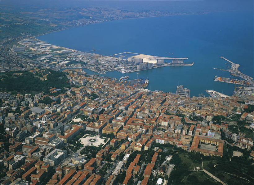 无人,横图,俯视,航拍,室外,白天,度假,海洋,美景,水,城市风光,城市,建筑,意大利,欧洲,海岸线,景观,图像,娱乐,自然,享受,休闲,景色,放松,摄影,人造,鸟瞰,地中海文化,南欧,主题,构图,马尔凯大区,彩图,高角度拍摄,旅行,时空,传统文化