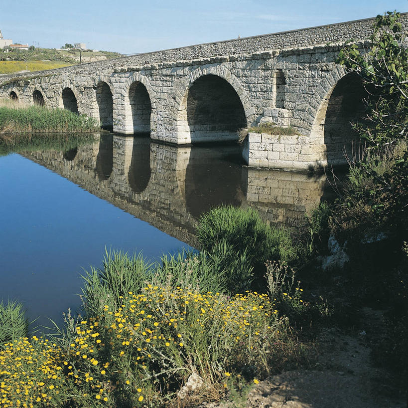 无人,方图,室外,白天,旅游,度假,河流,美景,建筑,意大利,欧洲,反射,景观,流水,拱门,桥,联系,图像,娱乐,草,蓝色,天空,自然,享受,休闲,概念,景色,放松,摄影,宁静,人造,地中海文化,南欧,自然风光,主题,万里无云,构图,撒丁岛,罗马桥,彩图,旅行,时空,传统文化