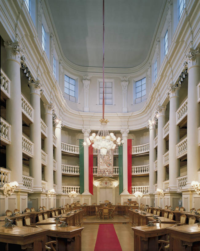 无人,办公室,会议室,竖图,室内,窗户,桌子,意大利,欧洲,会议桌,图像,概念,摄影,风格,照明设备,地中海文化,南欧,主题,市政厅,水晶吊灯,古典风格,意大利文化,意大利共和国,意大利国旗,构图,艾米利亚.罗马涅,艾米利亚.罗马涅大区,彩图,旅行,时空,传统文化