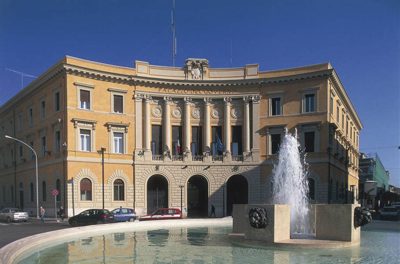 三个人,宫殿,横图,室外,白天,水,建筑,路灯,喷泉,汽车,旗帜,意大利,欧洲,喷,飞溅,朦胧,模糊,标志,符号,文字,柱子,机动车,图像,车,天空,交通工具,运输,摄影,英文字母,人造,照明设备,地中海文化,南欧,载具,主题,自然现象,交通标志,托斯卡纳区,万里无云,构图,总督府,大写字母,彩图,旅行,时空,传统文化,状态