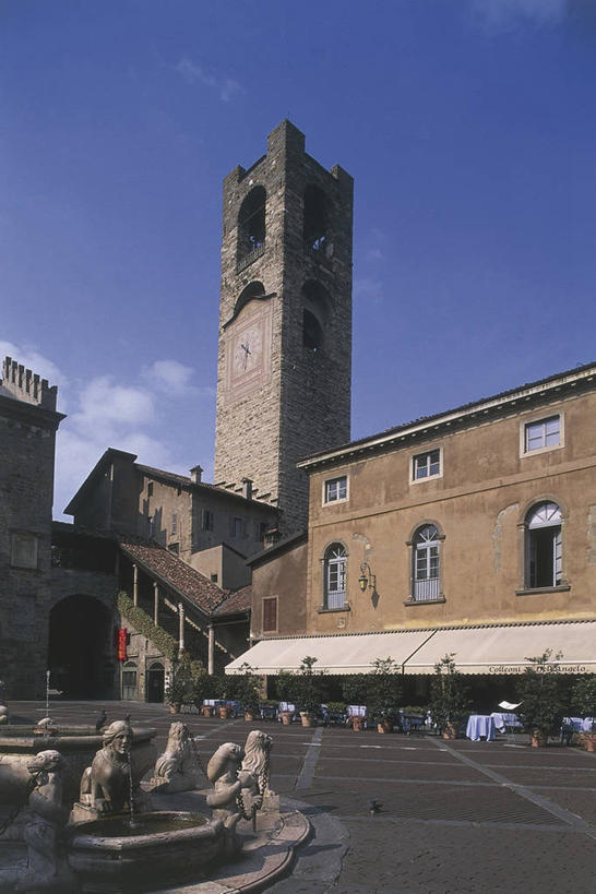 无人,竖图,室外,白天,仰视,水,植物,窗户,城市,建筑,喷泉,雕塑,意大利,欧洲,雕像,塔,图像,钟塔,摄影,人造,地中海文化,南欧,主题,自然现象,视角,意大利文化,贝加莫,伦巴第大区,构图,彩图,低角度拍摄,旅行,时空,传统文化