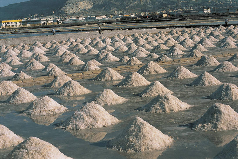 三个人,站,横图,室外,白天,侧面,山,建筑,意大利,欧洲,丰富,粗糙,城镇,盐,图像,饮食,背面,做,职业,概念,摄影,人造,毛糙,西西里,地中海文化,主题,视角,地貌,构图,特拉帕尼,矿物质,彩图,旅行,时空,粗拙,传统文化,状态