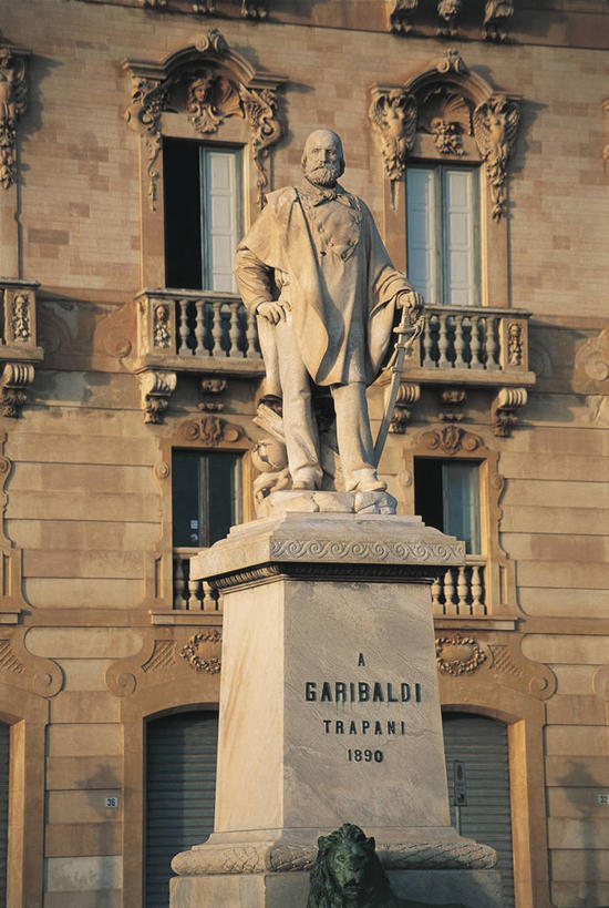 无人,栏杆,竖图,室外,白天,正面,窗户,阳台,建筑,狮子,雕塑,意大利,欧洲,雕像,文字,纪念碑,图像,历史,摄影,英文字母,西西里,地中海文化,南欧,主题,底座,视角,意大利文化,构图,特拉帕尼,彩图,旅行,时空,传统文化