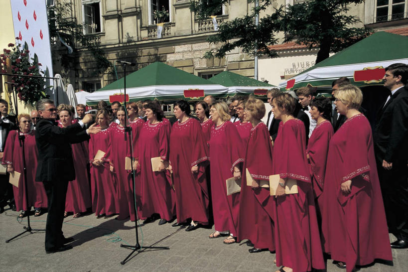成年人,人群,站,横图,室外,白天,建筑,欧洲,波兰,一排,整齐,许多人,图像,拿着,排列,地标建筑,一群人,概念,摄影,年龄,人造,麦克风,录音,队列,主题,东欧,构图,小波兰省,男人,男性,女人,女性,书,彩图,旅行,装扮,数码录音机,数字录音器,时空