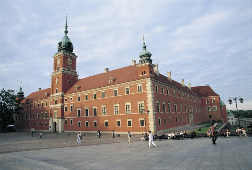 成年人,人群,横图,室外,白天,植物,城市,建筑,路灯,欧洲,波兰,行人,游客,游人,城堡,云,纪念碑,塔,首都,许多人,图像,历史,钟塔,路人,旅客,树,天空,地标建筑,一群人,摄影,年龄,人造,照明设备,圆顶建筑,主题,自然现象,东欧,构图,华沙,马佐夫舍,过客,彩图,旅行,时空,皇家城堡