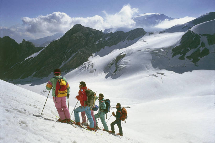 成年人,人群,站,横图,室外,白天,侧面,运动服,运动鞋,运动,山,山脉,雪,雪山,意大利,欧洲,五个人,连接,朦胧,模糊,包,山顶,云,冬天,图像,背面,衣服,天空,概念,寒冷,季节,摄影,滑雪杖,国家公园,地中海文化,南欧,体育器械,主题,滑雪镜,自然现象,滑雪服,视角,背包客,伦巴第大区,地貌,构图,冬季运动,滑雪靴,滑雪运动,冒险,男人,男性,休闲活动,步行,彩图,旅行,时空,传统文化,郊野公园