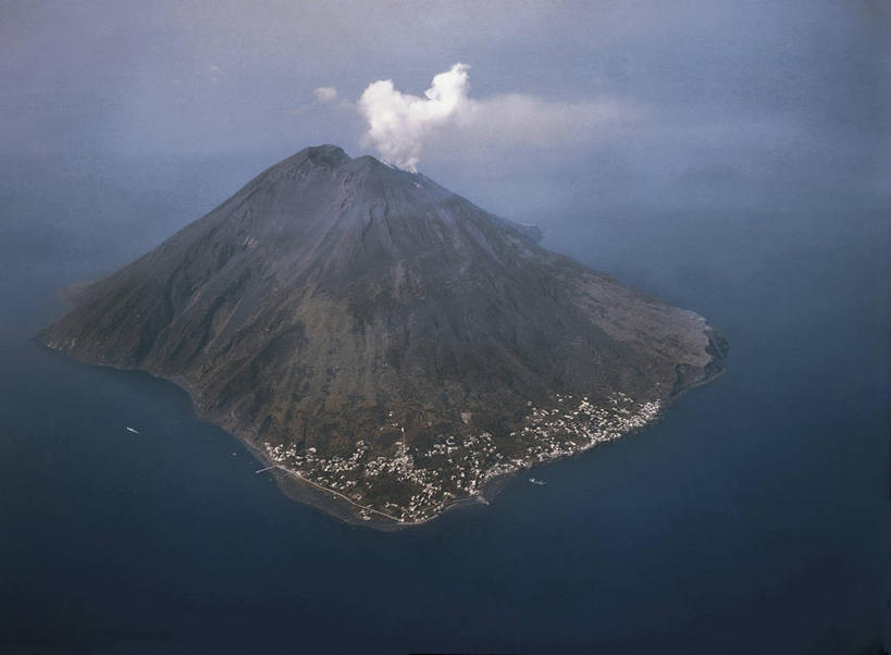 无人,横图,俯视,室外,白天,旅游,度假,火山,美景,意大利,欧洲,岛,景观,图像,娱乐,风景,天空,自然,享受,休闲,概念,烟,景色,放松,摄影,宁静,地中海,西西里,地中海文化,南欧,自然风光,主题,自然现象,野地,视角,地貌,构图,伊奥利亚群岛,自然地理,活火山,彩图,高角度拍摄,旅行,时空,发光二级管,传统文化,斯托伦波里岛