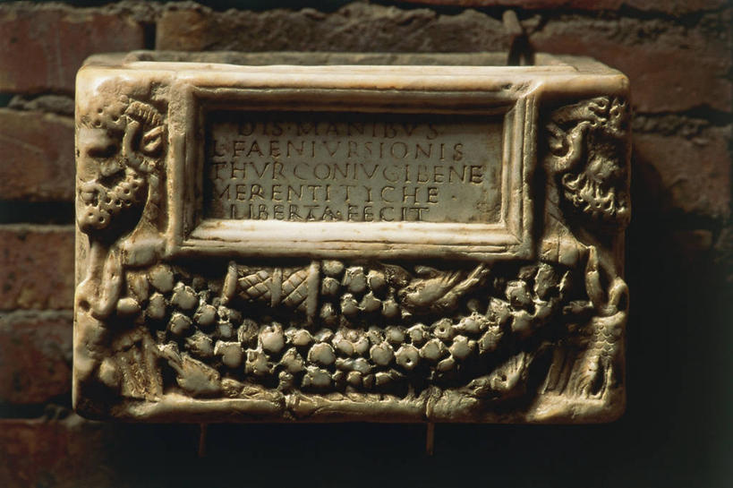 无人,横图,室外,特写,白天,通讯,雕塑,意大利,欧洲,艺术,装饰,雕刻,雕像,文字,墙,图像,砖墙,工艺品,摄影,纪念,英文字母,美术,地中海文化,南欧,主题,陈列,坎帕尼亚,功能,美学,构图,岩石,彩图,旅行,伊斯基亚岛,时空,传统文化,状态