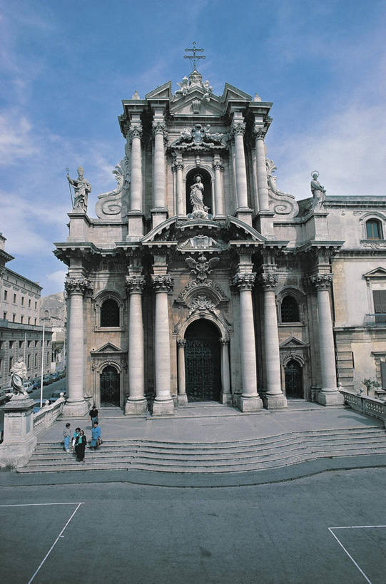 儿童,人群,建筑师,教堂,站,坐,竖图,室外,白天,正面,度假,纯洁,城市,建筑,路,汽车,雕塑,意大利,欧洲,五个人,行人,游客,游人,艺术,装饰,金属,标志,材料,雕刻,雕像,符号,柱子,大门,云,拱门,机动车,酒类,图像,标识,路人,旅客,台阶,车,酒,饮料,天空,工艺品,交通工具,职业,概念,可爱,童年,童趣,运输,创意,摄影,宗教,纪念,年龄,美术,人造,风格,基督教,西西里,宗教建筑,地中海文化,都市风光,南欧,近景,载具,主题,自然现象,陈列,视角,童真,创新,烂漫,无邪,巴洛克风格,功能,美学,新意,蒸馏酒,烈酒,性别符号,构图,灵性,技能,过客,天真,女孩,女人,女性,设计,步行,彩图,旅行,大教堂,时空,男性符号,传统文化