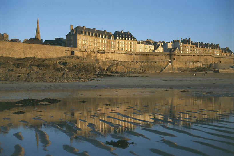 无人,横图,室外,白天,建筑,法国,欧洲,反射,沙子,城镇,围墙,尖顶,图像,城墙,蓝色,天空,概念,摄影,保护,人造,圣马洛,地中海文化,主题,自然现象,中欧,万里无云,构图,海滩,彩图,旅行,时空,传统文化