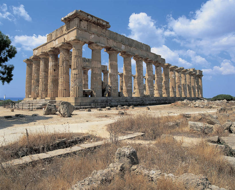 无人,横图,室外,白天,植物,建筑,意大利,欧洲,柱子,云,酒类,图像,历史,废墟,酒,草,树,饮料,天空,摄影,宗教,考古学,西西里,地中海文化,南欧,希腊文化,主题,自然现象,古典风格,蒸馏酒,烈酒,构图,古代文明,柱廊,古代史,灵性,特拉帕尼,彩图,旅行,时空,传统文化,状态