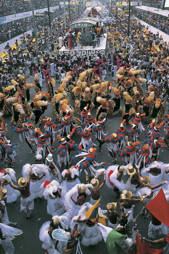 人群,竖图,俯视,室外,白天,旗帜,帽子,巴西,狂欢节,表演,庆祝,符号,头饰,图像,表演者,外套,衣服,概念,南美,摄影,拉丁美洲,事件,主题,美洲,里约热内卢,游行,群众,演出服,视角,里约热内卢州,构图,彩图,高角度拍摄,传统服装,旅行,时空,传统文化,冬衣