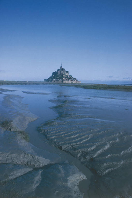 无人,教堂,竖图,室外,白天,建筑,法国,欧洲,图像,历史,蓝色,摄影,宗教,退潮,人造,要塞,地中海文化,主题,法国文化,中欧,圣米歇尔山,构图,潮汐,地质学,诺曼底,下诺曼底,自然地理,彩图,旅行,大教堂,时空,传统文化