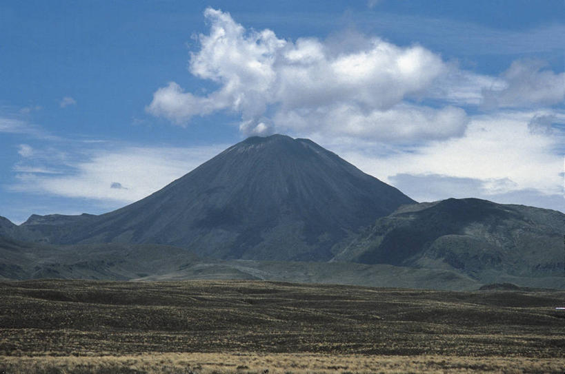 无人,横图,室外,白天,火山,山,新西兰,地形,高原,云,宏伟,图像,风景,天空,自然,地标建筑,概念,烟,摄影,国家公园,岩层,主题,大洋洲,自然现象,野地,地貌,澳大拉西亚,构图,地质学,自然地理,活火山,岩石,彩图,时空,发光二级管,瑙鲁赫伊山