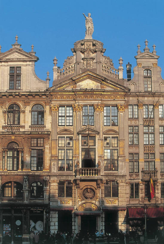 人群,栏杆,竖图,室外,白天,度假,窗户,阳台,城市,建筑,雕塑,比利时,欧洲,雕像,柱子,拱门,尖顶,首都,许多人,图像,顶部,蓝色,天空,地标建筑,一群人,摄影,部分,人造,政府大楼,风格,都市风光,主题,政府,哥特式风格,布鲁塞尔,布鲁塞尔大广场,万里无云,构图,彩图,旅行,时空