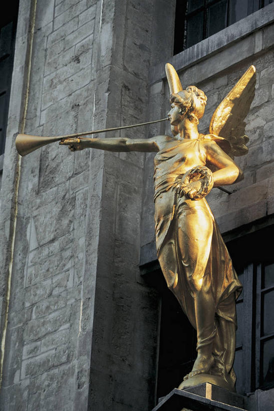 无人,竖图,室外,白天,仰视,太阳,建筑,比利时,天使,阴影,铜管乐器,小号,首都,图像,摄影,人造,主题,视角,布鲁塞尔,布鲁塞尔大广场,构图,彩图,低角度拍摄,旅行,时空,挨着