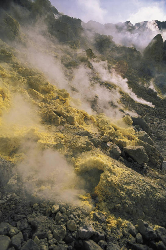 无人,竖图,室外,白天,仰视,旅游,度假,火山,美景,山,意大利,欧洲,蒸汽,岛,火山口,景观,自然灾害,图像,娱乐,天空,自然,享受,休闲,概念,烟,景色,放松,摄影,西西里,地中海文化,南欧,自然风光,主题,自然现象,野地,视角,地貌,万里无云,火山岛,构图,地质学,伊奥利亚群岛,自然地理,活火山,岩石,彩图,低角度拍摄,旅行,墨西拿省,时空,发光二级管,传统文化