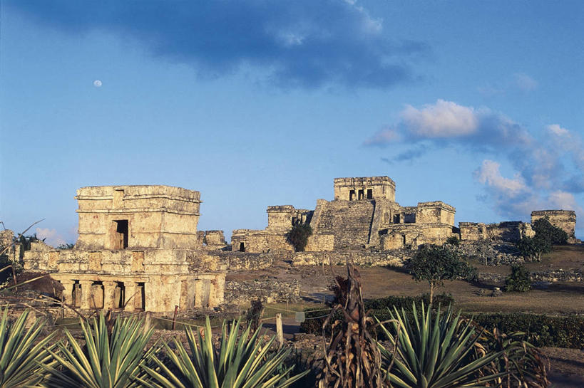 无人,寺庙,横图,室外,白天,植物,建筑,墨西哥,云,酒类,图像,历史,废墟,酒,饮料,天空,摄影,宗教,考古学,人造,北美,拉丁美洲,宗教建筑,主题,美洲,自然现象,玛雅文明,肯他纳罗,尤卡坦半岛,图伦,蒸馏酒,烈酒,构图,古代文明,灵性,彩图,旅行,时空,拉美文明,状态