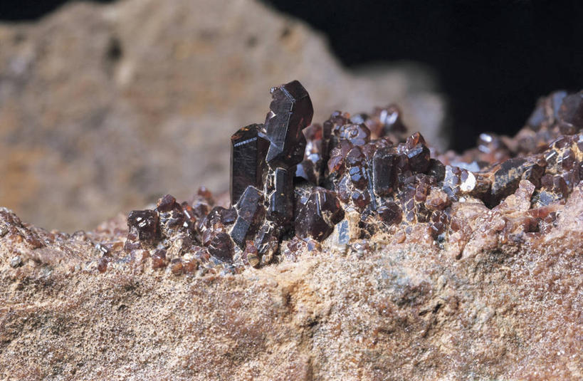 无人,横图,室内,特写,黑色背景,水晶,图像,黑色,自然,摄影,主题,自然现象,构图,地质学,矿物质,石榴石,自然地理,岩石,彩图,影棚拍摄