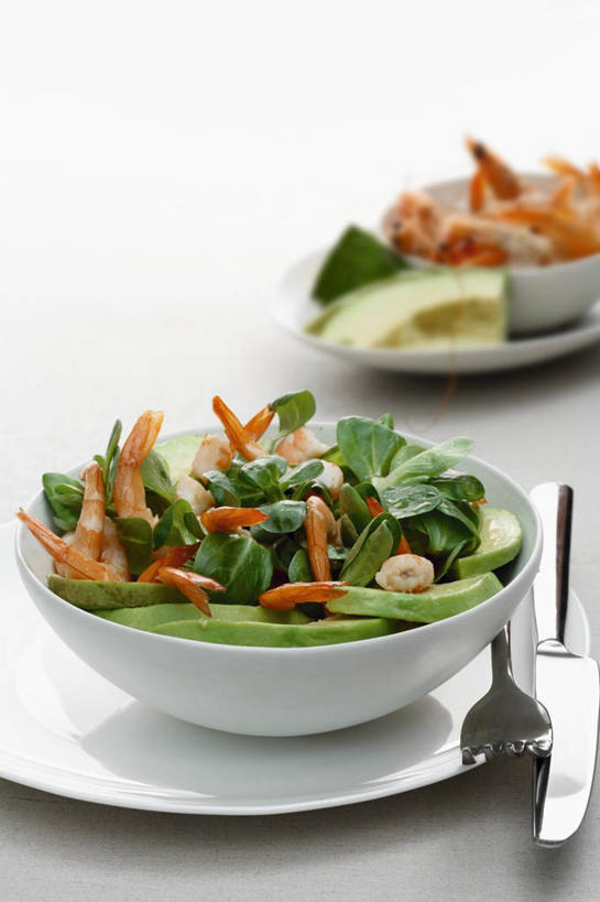 无人,竖图,室内,特写,白色背景,静物,叶子,叉,虾,沙拉,饮食,盘子,碗,鳄梨,摄影,餐刀,健康食物,海产,彩图,影棚拍摄