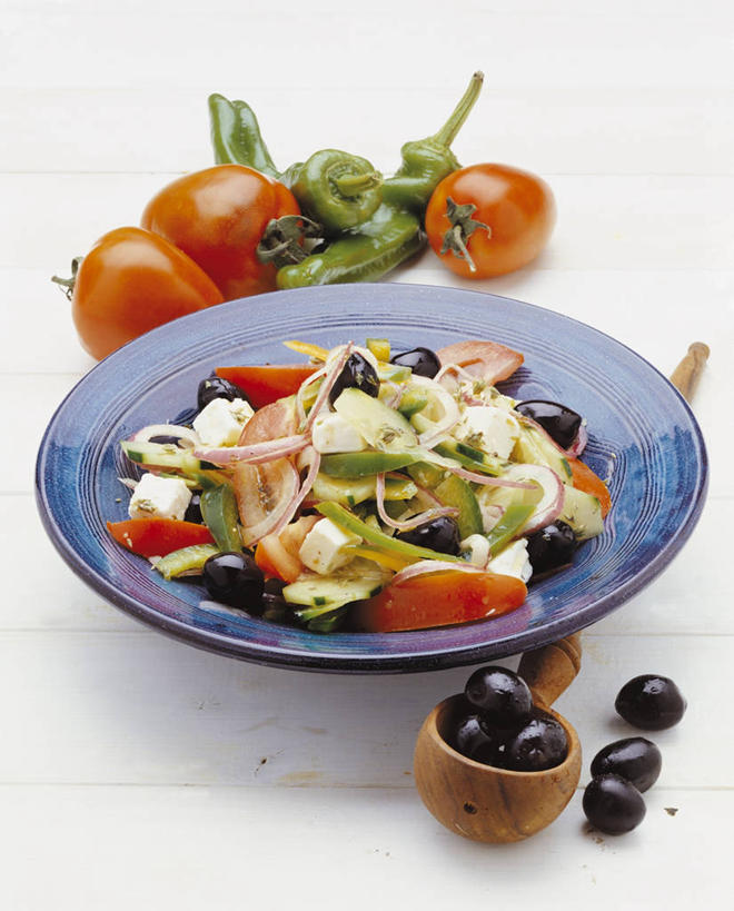 无人,竖图,室内,特写,白色背景,辣椒,蔬菜,西红柿,新鲜,木制,勺子,食品,饮食,食物,盘子,木制品,调羹,汤匙,摄影,有机食品,绿色食品,生活方式,健康食物,乌榄,希腊沙拉,辣角,红海椒,大椒,辣虎,广椒,辣子,红辣椒,海椒,番椒,彩图,影棚拍摄