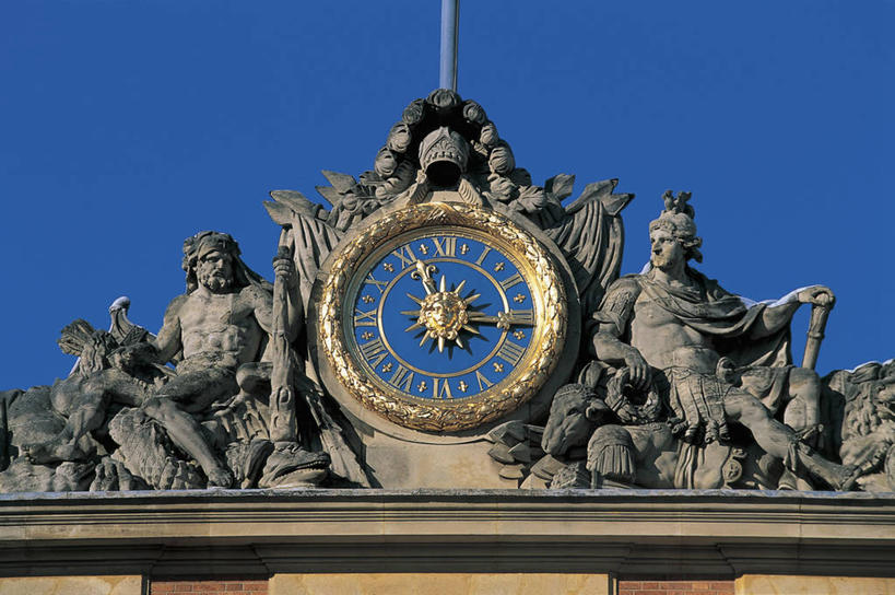 无人,宫殿,横图,室外,白天,仰视,雕塑,法国,欧洲,装饰,时间,金属,标志,雕像,符号,城堡,大门,历史,标识,蓝色,地标建筑,摄影,复杂,地中海文化,法国文化,皇室,万里无云,凡尔赛,性别符号,法兰西岛大区,设计,钟,彩图,低角度拍摄,男性符号,传统文化,过去