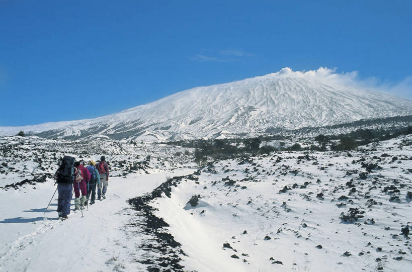 横图,室外,白天,旅游,度假,运动,火山,美景,山,雪,雪山,意大利,欧洲,五个人,景观,拿着,娱乐,背面,自然,享受,休闲,景色,放松,摄影,西西里,地中海文化,自然风光,自然现象,意大利文化,背包客,埃特纳火山,登山杖,冒险,休闲活动,步行,彩图