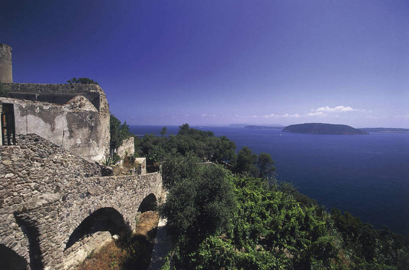 无人,横图,室外,白天,海洋,建筑,意大利,欧洲,城堡,岛,水平线,拱门,历史,树,天空,自然,摄影,地中海文化,意大利文化,坎帕尼亚,彩图,伊斯基亚岛,过去