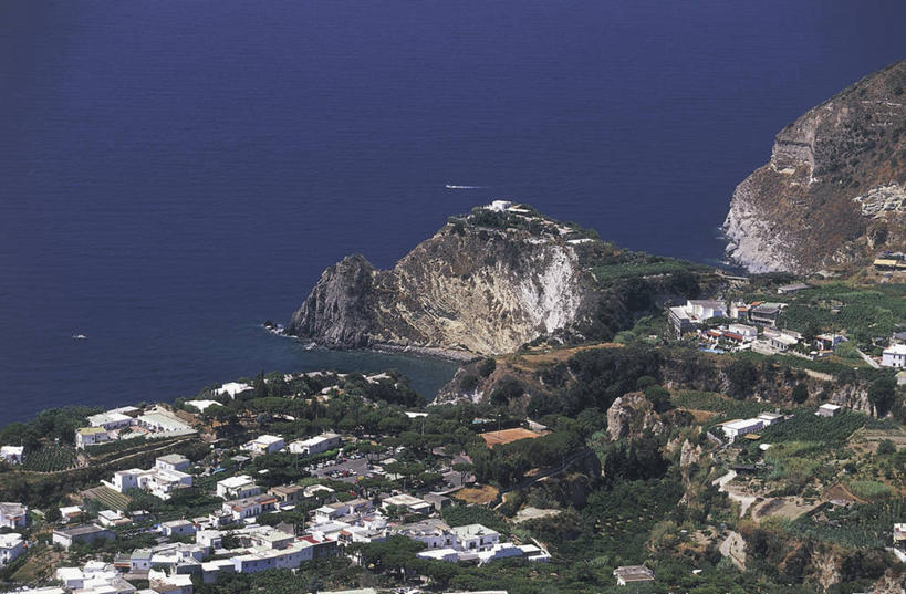 无人,横图,俯视,室外,白天,海洋,建筑,意大利,欧洲,岛,悬崖,城镇,自然,摄影,地中海文化,意大利文化,坎帕尼亚,海滩,彩图,高角度拍摄,伊斯基亚岛