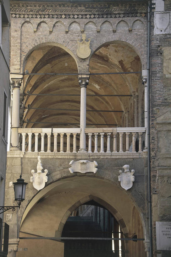 无人,栏杆,竖图,室内,白天,阳台,建筑,路灯,意大利,欧洲,柱子,拱门,历史,摄影,地中海文化,意大利文化,威尼托大区,帕多瓦,彩图,过去