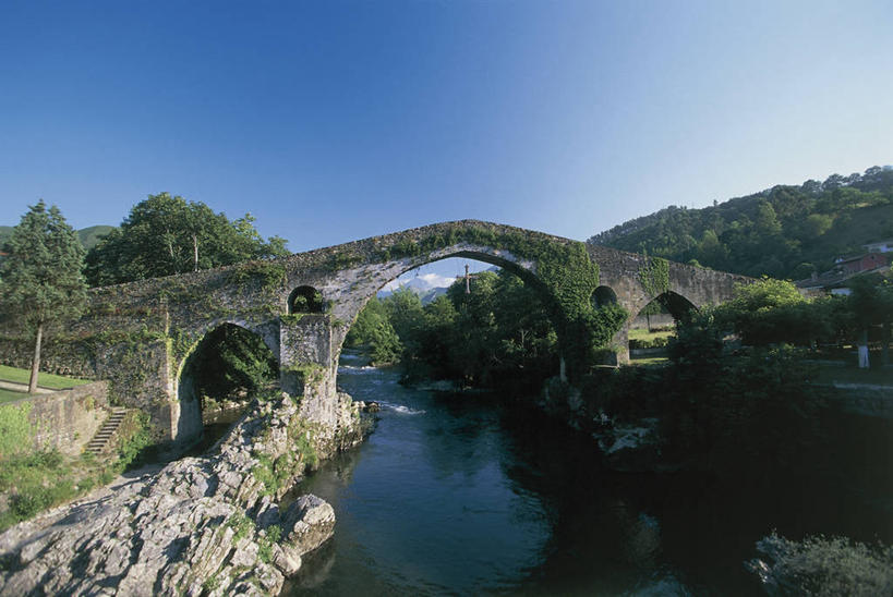 无人,横图,室外,白天,旅游,度假,河流,美景,山,建筑,西班牙,欧洲,反射,景观,拱门,桥,联系,历史,娱乐,拱桥,树,风景,自然,享受,休闲,景色,放松,摄影,宁静,岩层,地中海文化,自然风光,万里无云,阿斯图里亚斯,罗马桥,岩石,彩图,过去