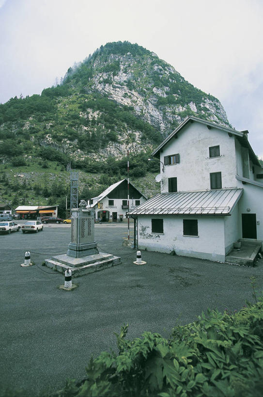 无人,竖图,室外,白天,山,建筑,路,汽车,意大利,欧洲,房屋,车,树,交通工具,运输,摄影,住房,地中海文化,南欧,载具,意大利文化,万里无云,意大利共和国,山口,弗留利.威尼斯朱利亚,弗留利.威尼斯朱利亚大区,彩图