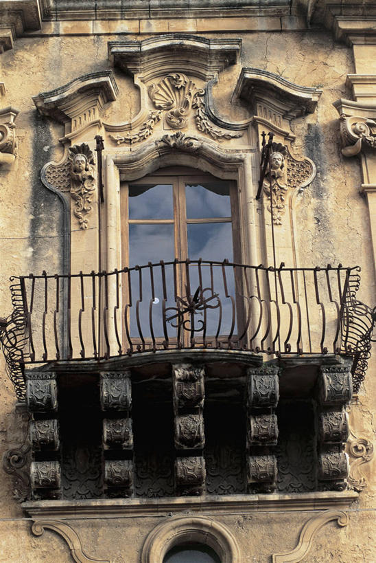 无人,宫殿,栏杆,竖图,室外,白天,仰视,窗户,阳台,建筑,意大利,欧洲,历史,摄影,西西里,地中海文化,意大利文化,拉古萨,彩图,低角度拍摄,过去