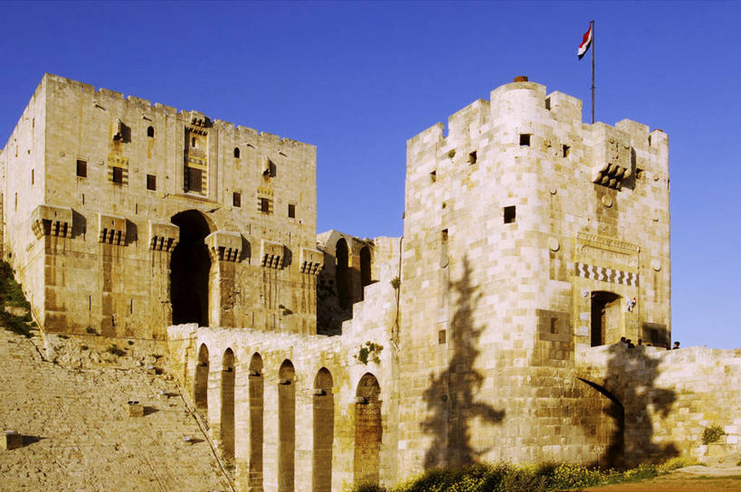 无人,横图,室外,白天,山,城市,建筑,旗帜,叙利亚,亚洲,破碎,符号,大门,拱门,围墙,历史,破坏,城墙,破损,废墟,天空,地标建筑,摄影,宗教,粉碎,损坏,考古学,伊斯兰教,中东,要塞,地中海文化,毁坏,摧毁,破败,阿勒颇,彩图,旅行,叙利亚国旗,联合国教科文组织,时代,过去
