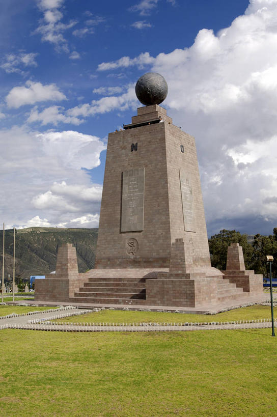 无人,博物馆,竖图,室外,白天,成功,山,建筑,雕塑,厄瓜多尔,雕像,云,纪念碑,小路,首都,历史,草,树,风景,天空,自然,地标建筑,南美,摄影,纪念,留念,宁静,环境,拉丁美洲,成就,记忆,美洲,怀念,渴望,赤道,勇气,基多,石块,彩图,旅行,联合国教科文组织,过去