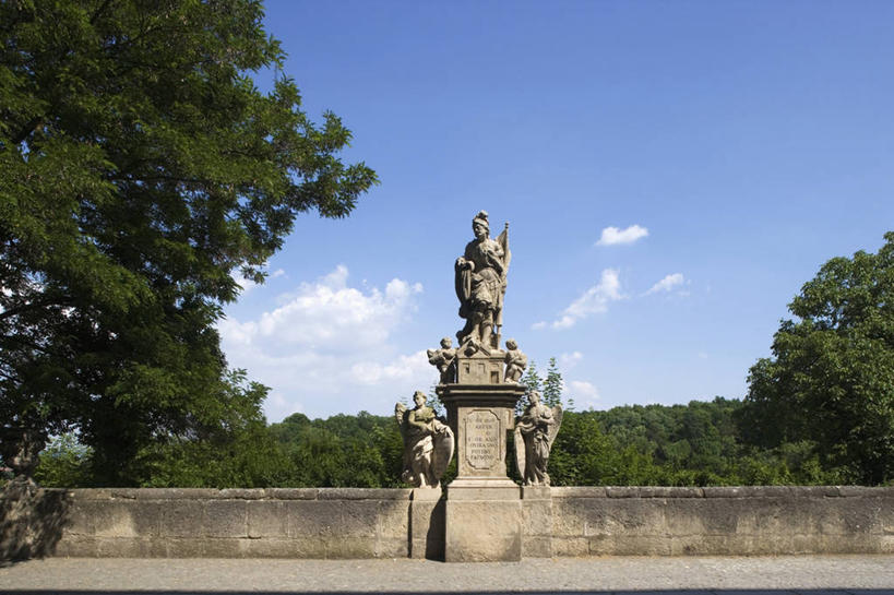 无人,教堂,横图,室外,白天,建筑,雕塑,欧洲,捷克,标志,雕像,符号,云,标识,树,天空,地标建筑,摄影,宗教,基督教,宗教建筑,中欧,捷克共和国,性别符号,波西米亚,灵性,库特纳霍拉,彩图,旅行,男性符号,联合国教科文组织