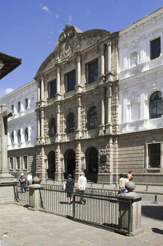 人群,栏杆,竖图,室外,白天,旅游,度假,窗户,建筑,厄瓜多尔,行人,游客,游人,小路,首都,路人,旅客,树,天空,地标建筑,马德里,南美,摄影,拉丁美洲,美洲,基多,过客,市长,休闲活动,步行,彩图,旅行,联合国教科文组织