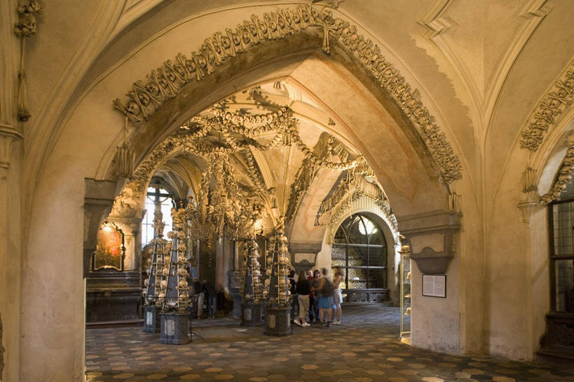 颅骨,骨骼,三个人,横图,室内,旅游,度假,欧洲,捷克,行人,游客,游人,朦胧,模糊,装饰,人头骨,历史,路人,旅客,地标建筑,墓地,人体,摄影,宗教,死亡,基督教,宗教建筑,中欧,捷克共和国,波西米亚,灵性,过客,库特纳霍拉,彩图,旅行,联合国教科文组织,过去