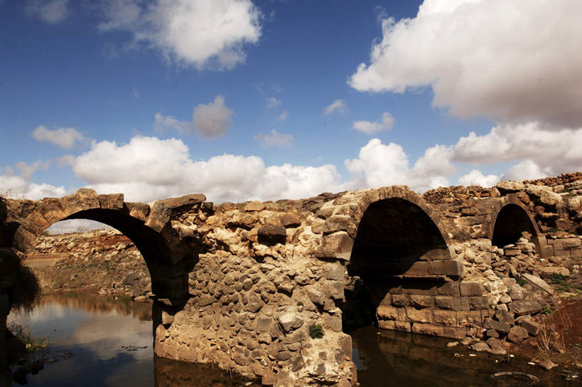 无人,横图,室外,白天,旅游,度假,河流,美景,建筑,叙利亚,亚洲,反射,景观,流水,云,拱门,桥,联系,历史,娱乐,废墟,天空,自然,享受,休闲,景色,放松,摄影,中东,地中海文化,自然风光,古代文明,罗马桥,石块,彩图,旅行,过去
