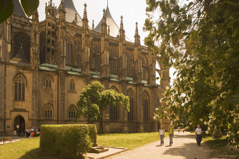 成年人,三个人,人群,教堂,横图,室外,白天,正面,建筑,欧洲,捷克,阴影,朦胧,模糊,树,天空,地标建筑,摄影,宗教,基督教,宗教建筑,哥特式风格,中欧,捷克共和国,波西米亚,灵性,库特纳霍拉,男人,男性,女人,女性,步行,彩图,旅行,联合国教科文组织