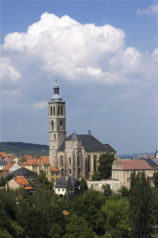 无人,教堂,竖图,室外,白天,城市,建筑,欧洲,捷克,云,塔,树,天空,地标建筑,摄影,宗教,基督教,宗教建筑,都市风光,中欧,捷克共和国,波西米亚,灵性,库特纳霍拉,彩图,旅行,联合国教科文组织