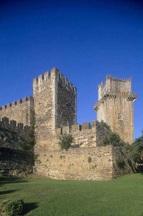 无人,竖图,室外,白天,山,建筑,葡萄牙,欧洲,城堡,纪念碑,围墙,塔,历史,天空,摄影,宁静,要塞,南欧,欧洲文化,伊比利亚半岛,万里无云,葡萄牙共和国,阿连特茹,石块,彩图,时代