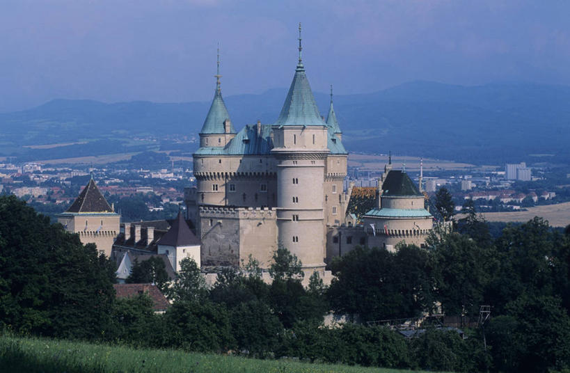 无人,横图,室外,白天,安全,城市,建筑,斯洛伐克,城堡,地平线,塔,辽阔,尖顶,地面,历史,树,广阔,摄影,一望无际,都市风光,延伸,哥特式风格,天地相交,无边无际,一马平川,彩图