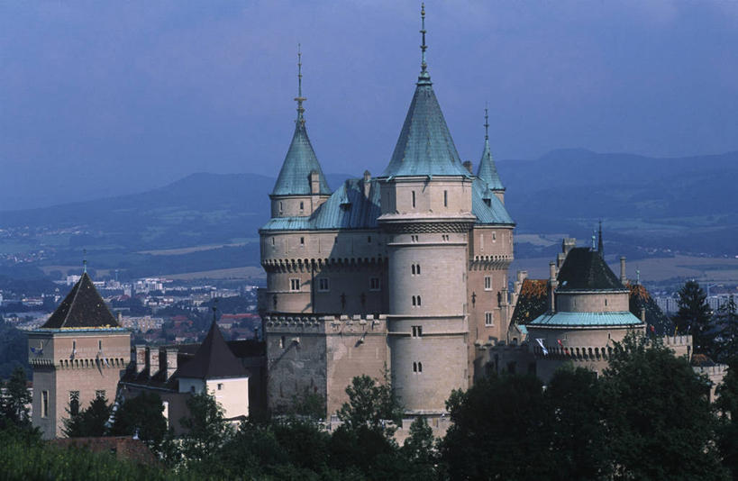 无人,横图,室外,白天,安全,城市,建筑,斯洛伐克,城堡,地平线,塔,辽阔,尖顶,地面,历史,树,广阔,摄影,一望无际,都市风光,延伸,哥特式风格,天地相交,无边无际,一马平川,彩图