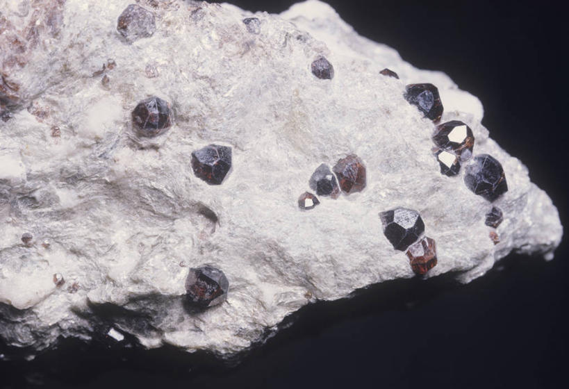 无人,横图,室内,特写,黑色背景,粗糙,一个,黑色,自然,摄影,单个,部分,环境,毛糙,肌理,地质学,矿物质,石榴石,自然地理,岩石,彩图,影棚拍摄,粗拙